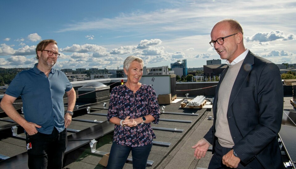 – Med dagens strømpriser er nedbetalingstiden 2 år, sier Hans A. Vigen (t. v.), administrerende direktør i Biblioteksentralen, om solcelleanlegget som nå monteres på taket til Bibliotekenes Hus. LO-leder Peggy Hessen Følsvik og NHO-sjef Ole Erik Almlid har store forhåpninger til den samlede effekten av de mange solcelleprosjektene som nå er igangsatt. Solceller på taket.