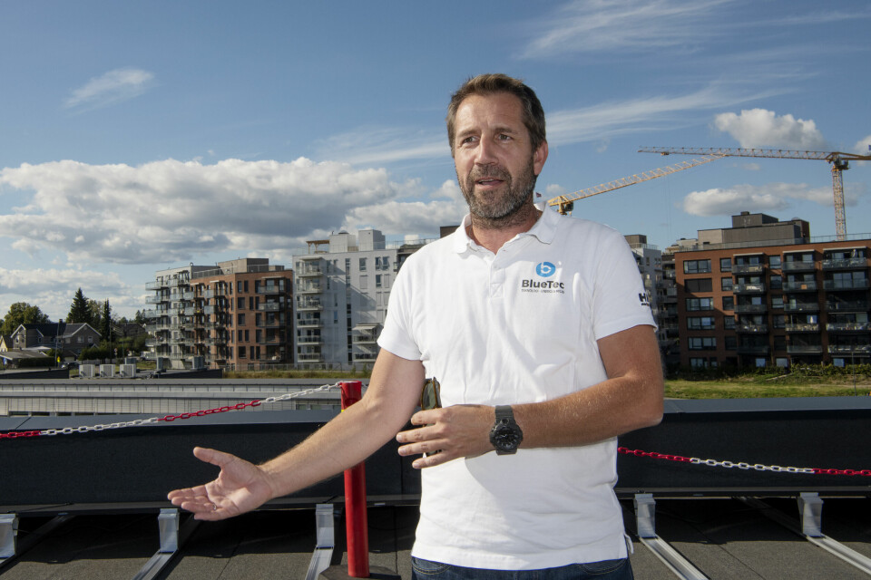 – Vi er cirka 35 ansatte i dag. Vi kunne ha doblet det antallet uten problemer hvis vi hadde fått tak i folk, fordi interessen for solceller er så stor nå, forteller Kim Olsen, daglig leder i BlueTec. Solceller på taket.