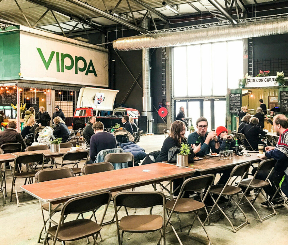 Vippa heter den nye mathallen på Vippetangen i Oslo, et havneskur omgjort til gatematparadis og kulturåsted med konserter, foredrag eller rett og slett bare rekreasjon for matens og hyggens skyld. Vippa heter den nye mathallen på Vippetangen i Oslo, et havneskur omgjort til gatematparadis og kulturåsted med konserter, foredrag eller rett og slett bare rekreasjon for matens og hyggens skyld.