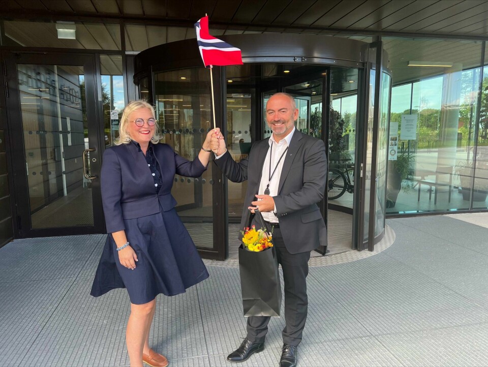 Sola-ordfører Tom Henning Slethei (Frp) gleder seg over at Sola vinner Kommune-NM. Her mottar han blomster fra regiondirektør i NHO Rogaland, Tone Grindland. Det er NHO som står bak kåringen. Sola-ordfører Tom Henning Slethei (Frp) gleder seg over at Sola vinner Kommune-NM. Her mottar han blomster fra regiondirektør i NHO Rogaland, Tone Grindland. Det er NHO som står bak kåringen.