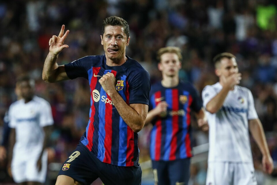 Robert Lewandowski scoret hattrick i sin første Champions League-kamp for Barcelona. Robert Lewandowski scoret hattrick i sin første Champions League-kamp for Barcelona. Foto: Joan Monfort/AP Photo/NTB.