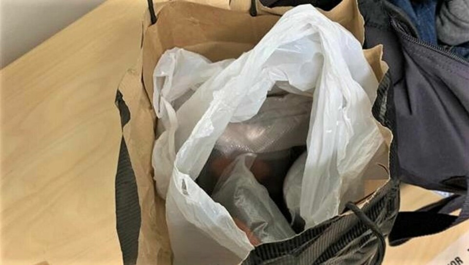 Hasjen ble funnet i en papirpose som lå i mannens bag. Papirpose fylt med fire vakuumerte plastpakker med hasj.