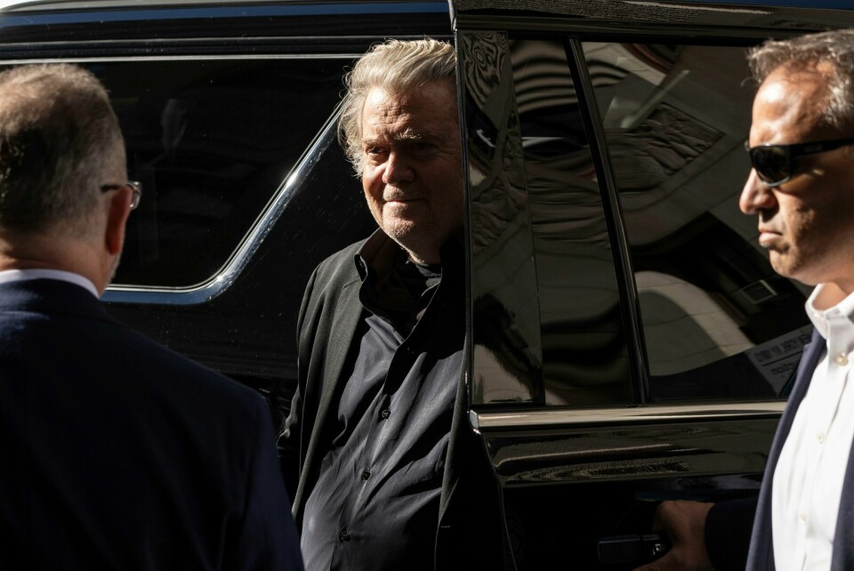 Tidligere Trump-rådgiver Steve Bannon ankommer tinghuset i New York, der han meldte seg i forbindelse med at han ventes å bli tiltalt for å ha stjålet penger fra donorer. Tidligere Trump-rådgiver Steve Bannon ankommer tinghuset i New York, der han meldte seg i forbindelse med at han ventes å bli tiltalt for å ha stjålet penger fra donorer. Foto: Yuki Iwamura / AP / NTB