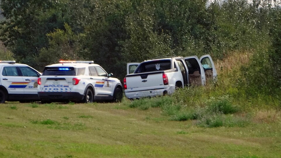 Politi på stedet der Myles Sanderson, en av de mistenkte for knivdrapene i Saskatchewan-provinsen i Canada søndag, ble stanset onsdag. Noen timer etter meldingene om pågripelsen kom, opplyste politikilder til flere medier at han var død av selvpåførte skader. Politi på stedet der Myles Sanderson, en av de mistenkte for knivdrapene i Saskatchewan-provinsen i Canada søndag, ble pågrepet onsdag. Foto: Kelly Geraldine Malone / The Canadian Press via AP / NTB