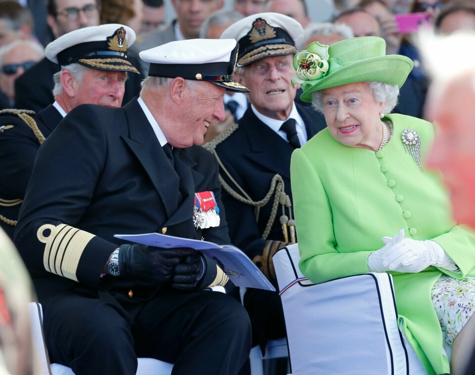 Kong Harald i samtale med dronning Elizabeth under en internasjonal sermoni. Mange spør seg om framtiden til det britiske monarkiet etter dronning Elizabeths framtidige død. Her er hun sammen med kong Harald under markeringen av 70-årsdagen for D-dagen i 2014. Prins Charles (t.v.) og prins Philip i bakgrunnen.Foto: Terje Bendiksby / NTB