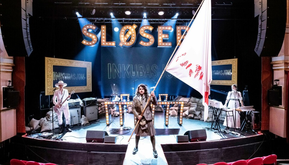 Fra forestillingen «Sløserikommisjonen» på Drammen Teater, med kunstner og regissør Morten Traavik foran. Fra forestillingen «Sløserikommisjonen» på Drammen Teater, med kunstner og regissør Morten Traavik foran.