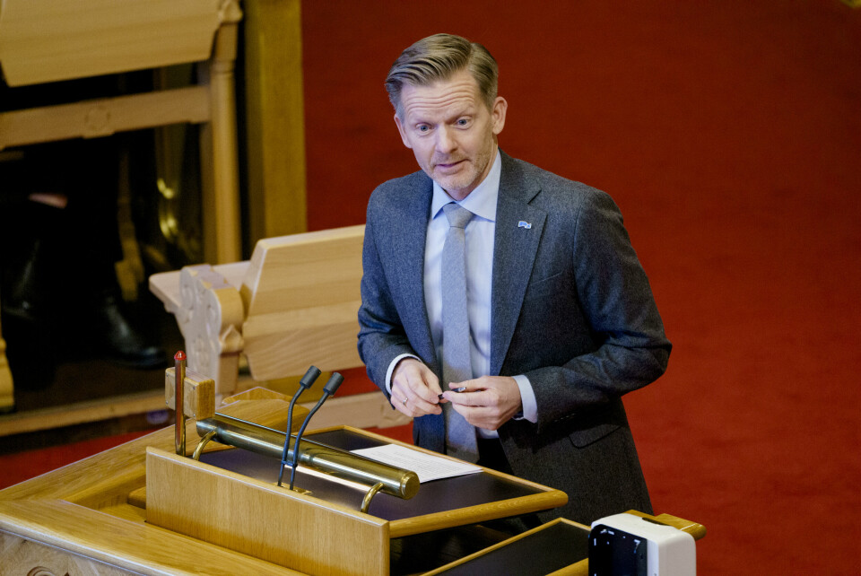 Tage Pettersen (H) stiller spørsmål til kulturminister Anette Trettebergstuen (Ap) under Stortingets spørretime i Stortinget i Oslo. Tage Pettersen (H) gratulerer Vibeke Fürst Haugen med stillingen som ny kringkastingssjef. Foto: Stian Lysberg Solum / NTB