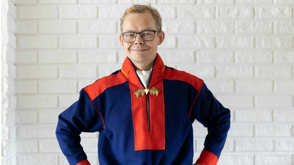 I alle år har det vært den dumme og enkle samen som norsk humor har frontet. Kanskje er det på tide å vise den «dumme» majoritetspersonen i møtet med samer, skriver regissør Egil Pedersen. I alle år har det vært den dumme og enkle samen som norsk humor har frontet. Kanskje er det på tide å vise den «dumme» majoritetspersonen i møtet med samer, skriver regissør Egil Pedersen.