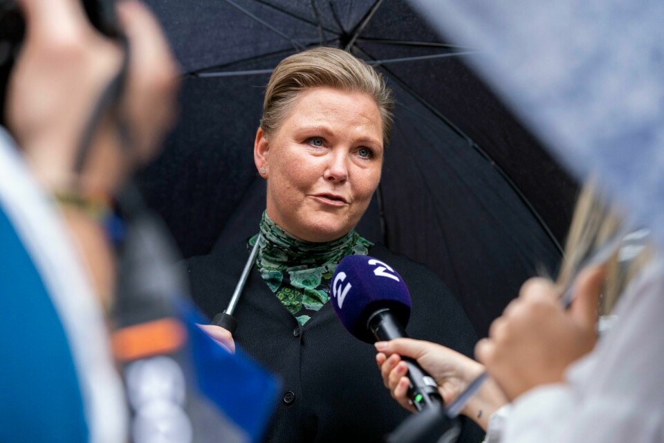 Utviklingsminister Anne Beathe Tvinnereim varsler norsk deltakelse i finansieringen av et skjerpet forsvar mot kommende pandemier. Oslo 20220627. Nordisk samarbeidsminister Anne Beathe Tvinnereim og flere nordiske samarbeidsministrene legger ned blomster ved minnestedet for hendelsen i Oslo i helgen.Foto: Beate Oma Dahle / NTB