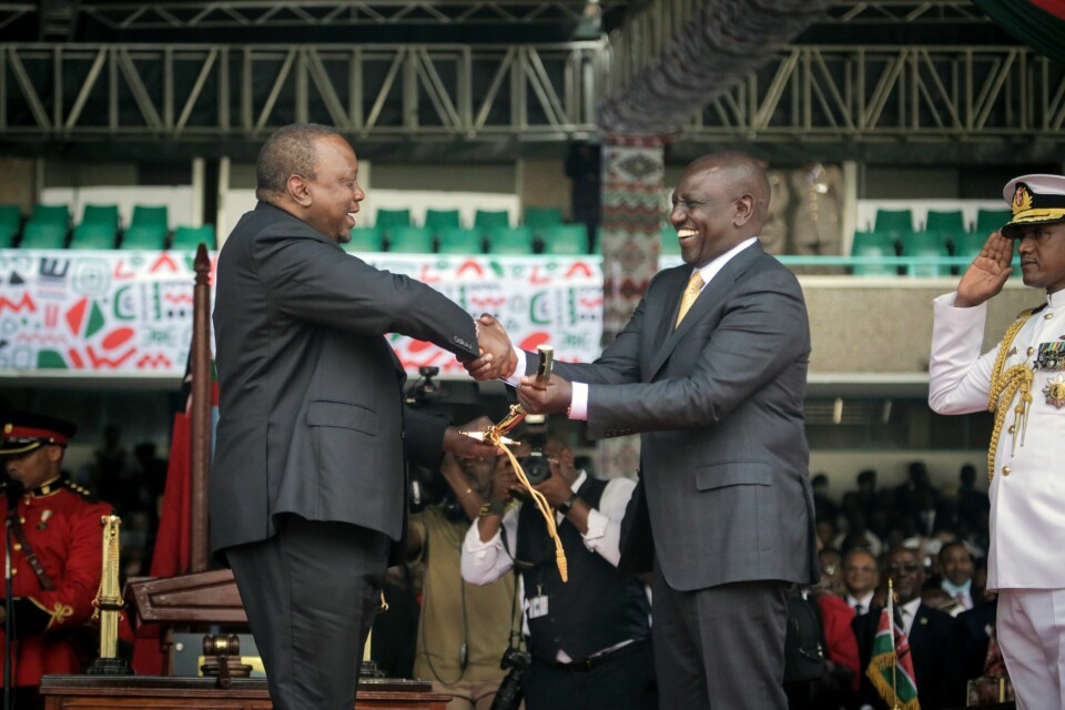 Kenyas nye president William Ruto (t.h.) får overlevert et sverd av avtroppende president Uhuru Kenyatta under en seremoni i Nairobi tirsdag. Kenyas nye president William Ruto (t.h.) får overlevert et sverd av avtroppende president Uhuru Kenyatta under en seremoni i Nairobi tirsdag. Foto: Brian Inganga / AP / NTB