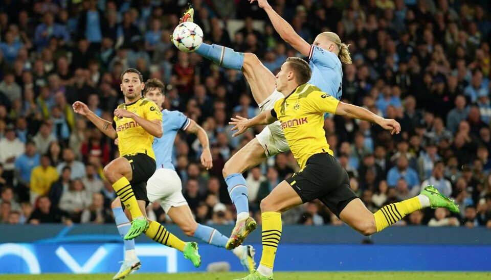 Erling Braut Haaland avgjorde kampen mot gamle lagkamerater i Borussia Dortmund på akrobatisk vis. Manchester Citys Erling Braut Haaland scoret mot gamle lagkamerater da han møtte Borussia Dortmund i Champions League.Foto: Dave Thompson/AP Photo/NTB.