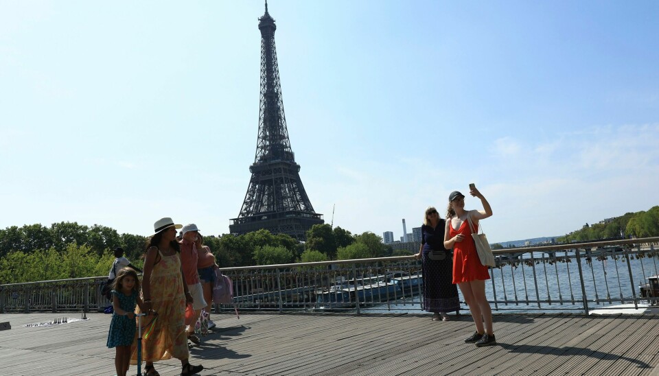Paris skrur av lyset på Eiffeltårnet på nattestid framover. Paris skrur av lyset på Eiffeltårnet på nattestid framover. Foto: Aurelien Morissard / AP / NTB