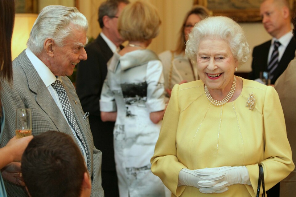 Dronning Elizabeth II fotografert i Australia i 2011 – i samme gule kjole som hun brukte i sønnesønnen prins Williams bryllup tidligere samme år. Dronning Elizabeth II fotografert i Australia i 2011 – i samme gule kjole som hun brukte i sønnesønnen prins Williams bryllup tidligere samme år. Foto: AP