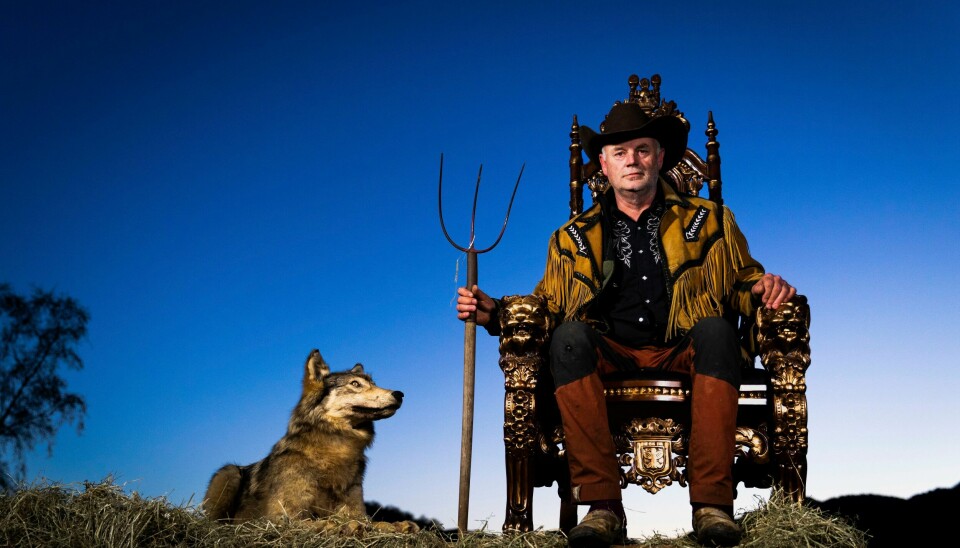Arvid Mæland på ei trone saman med ein ulv. Arvid Mæland Rogaland NRK TV serie