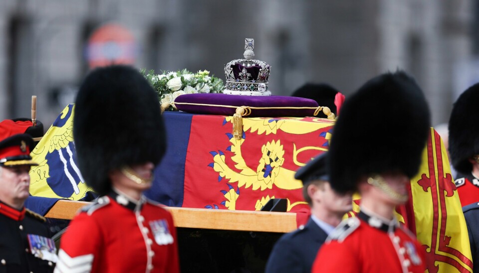 Kisten med dronning Elizabeth fraktes fra Buckingham Palace til Westminster Hall. Dronningen gikk bort 10. september. Kisten med dronning Elizabeth fraktes fra Buckingham Palace til Westminster Hall. Foto: Richard Heathcote / AP / NTB