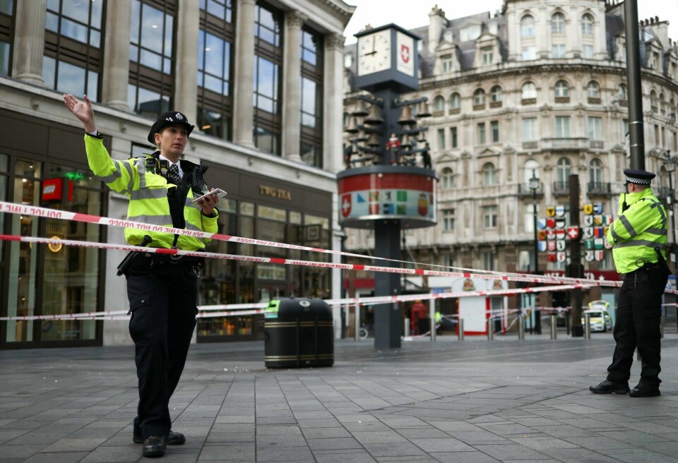 Politiet ved åstedet nær Leicester Square i London der to polititjenestemenn ble knivstukket. A police officer gestures at the scene where two policemen were stabbed, near Leicester Square, in London, Britain September 16, 2022. REUTERS/Tom Nicholson