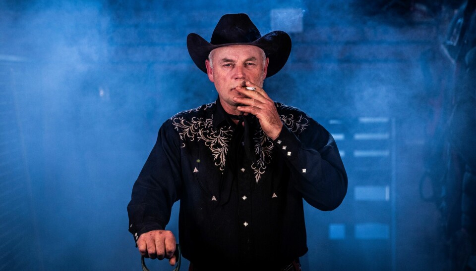 Arvid Mæland med spade og sigarett. Rogaland Arvid Mæland NRK serie Cowboyen og kongen