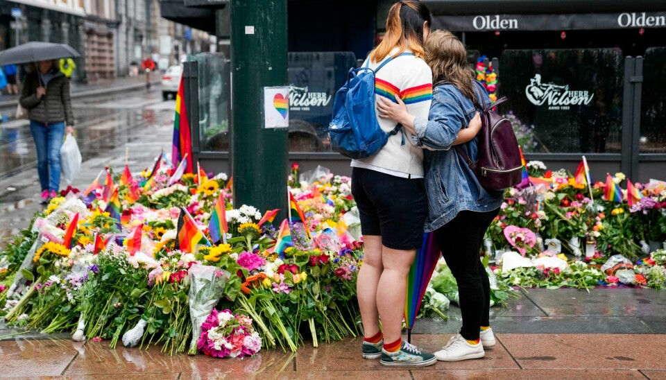 Det har blitt mer vanlig med vanskelige temaer som seksuelle overgrep, selvmordstanker og mobbing på Ungdomstelefonen til Skeiv Ungdom de siste årene. Her fra blomsterhavet etter masseskytingen i Oslo i juni. Det har blitt mer vanlig med vanskelige temaer som seksuelle overgrep, selvmordstanker og mobbing på Ungdomstelefonen til Skeiv Ungdom de siste årene. Her fra blomsterhavet etter masseskytingen i Oslo i juni.