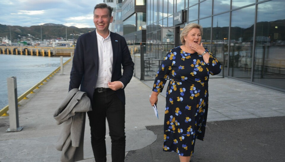 Henrik Asheim og Erna Solberg er på turné i Nordland denne uka, og fikk tid til å teste ut vinden på bryggekanten i Bodø. -