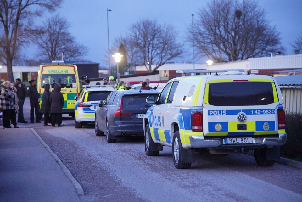 Politi og ambulanser på plass etter at en ung mann ble skutt i Norrköping. Politi og ambulanser på plass etter at en ung mann ble skutt i Norrköping. Foto: Niklas Luks / TT / NTB