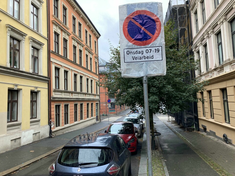 Helt fram til 27. oktober skal det vaskes gater i Oslo. Bileiere oppfordres av Bymiljøetaten til å følge med for å unngå borttauing. Helt fram til 27. oktober skal det vaskes gater i Oslo. Bileiere oppfordres av Bymiljøetaten til å følge med for å unngå borttauing.
