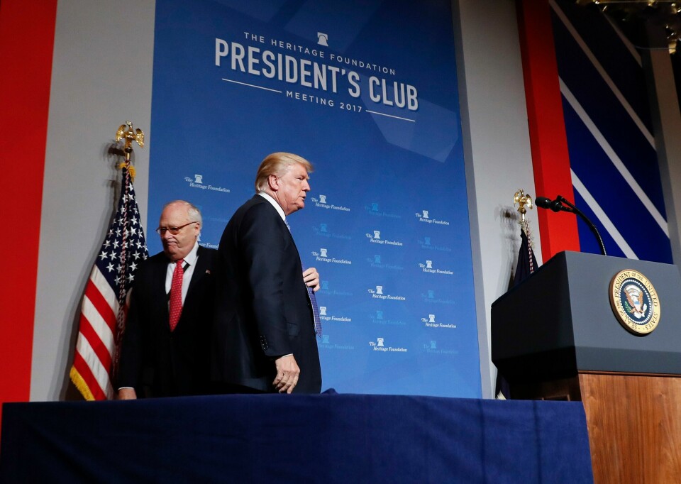 Mange av samfunnspåvirkerne som skal samles i Oslo har vært støttespillere og idéskapere for Donald Trump, skriver Ivar Hippe. På bildet er president Trump på vei opp for å tale til årsmøtet i Heritage Foundation i 2017. Til venstre tenketankens legendariske sjef Ed Feulner. Mange av samfunnspåvirkerne som skal samles i Oslo har vært støttespillere og idéskapere for Donald Trump, skriver Ivar Hippe. På bildet er president Trump på vei opp for å tale til årsmøtet i Heritage Foundation i 2017. Til venstre tenketankens legendariske sjef Ed Feulner.