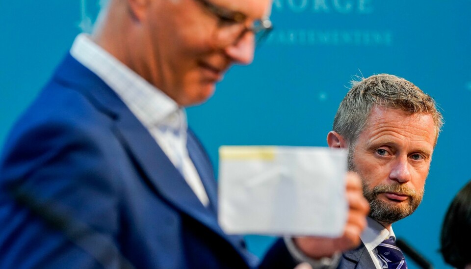 Helse- og omsorgsminister Bent Høie (t.h.) og helsedirektør Bjørn Guldvog under en pressekonferanse om koronasituasjonen. Helse- og omsorgsminister Bent Høie (H), helsedirektør Bjørn Guldvog og assisterende direktør i Folkehelseinstituttet, Gun Peggy Strømstad Knudsen, under onsdagens pressekonferanse om koronasituasjonen. Foto: Torstein Bøe / NTB