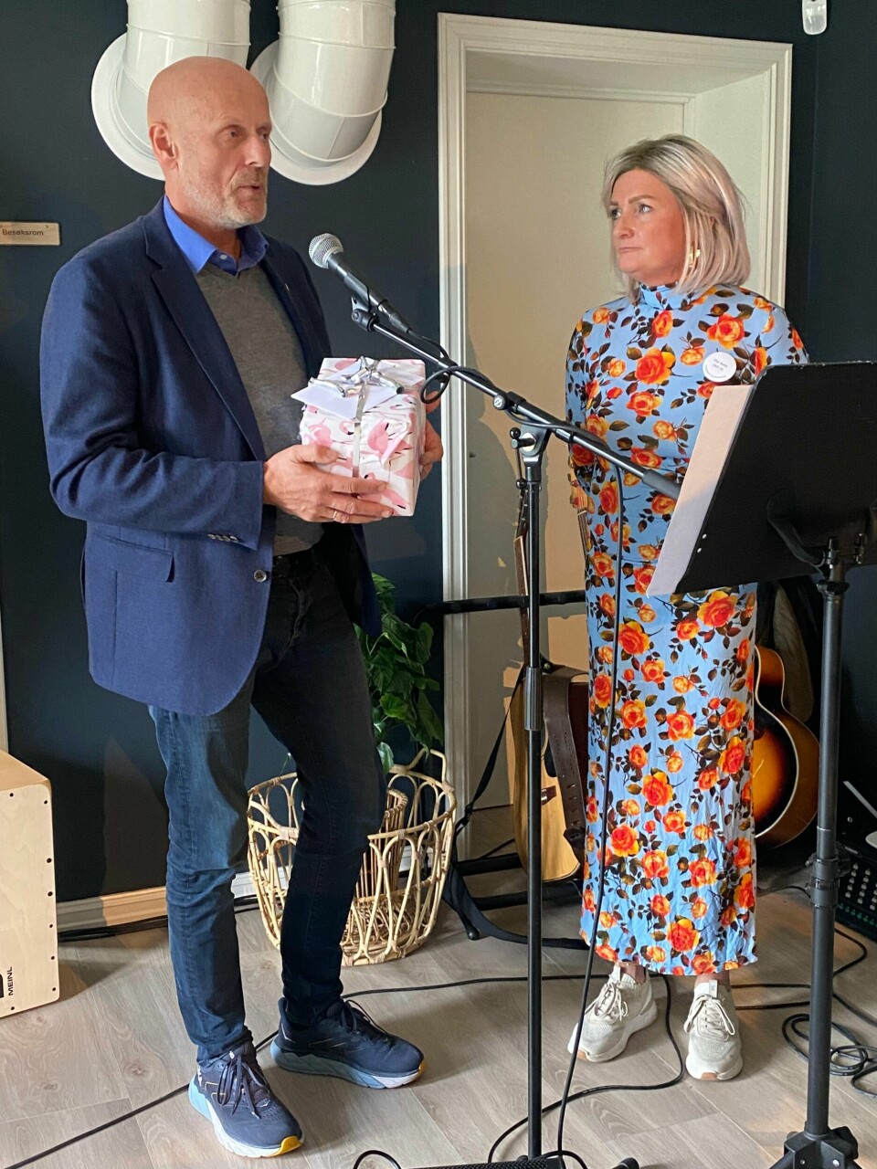 Grunnlegger av Nettverk etter soning, Stian Estenstad, hadde med en gave til Ingrid Neteland på åpningen. Stavanger Røde Kors åpning