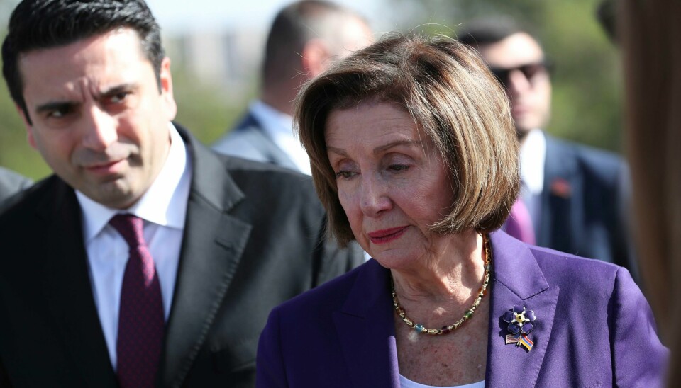 Kongressleder Nancy Pelosi besøker Armenia i helgen, og var søndag med på en kransenedleggelse ved et minnesmerke i Jerevan. Kongressleder Nancy Pelosi besøker Armenia i helgen, og var søndag med på en kransenedleggelse ved et minnesmerke i Jerevan. Foto: Hayk Baghdasaryan / Photolure / AP / NTB