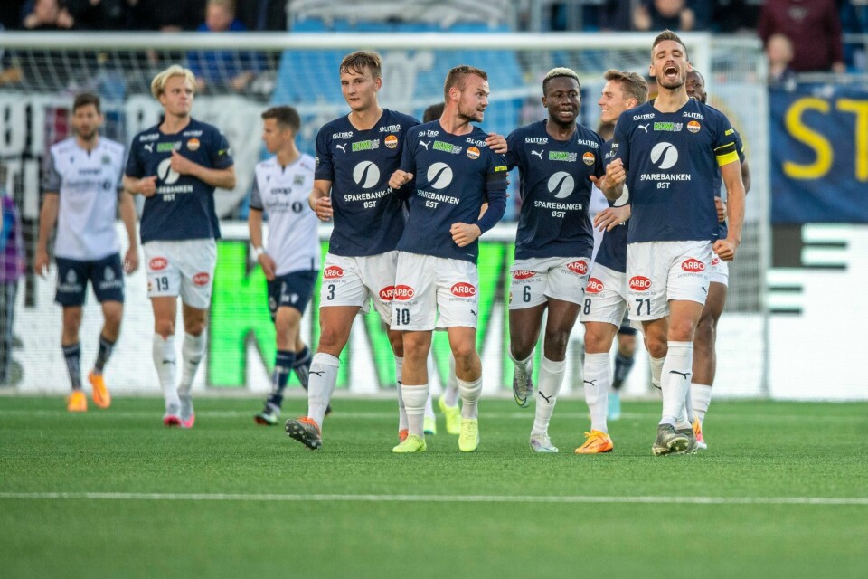 Jubel i Strømsgodset-leiren etter Gustav Valsviks scoring mot Kristiansund på Marienlyst søndag. Jubel i Strømsgodset-leiren etter Gustav Valsviks scoring mot Kristiansund på Marienlyst søndag. Foto: Annika Byrde / NTB