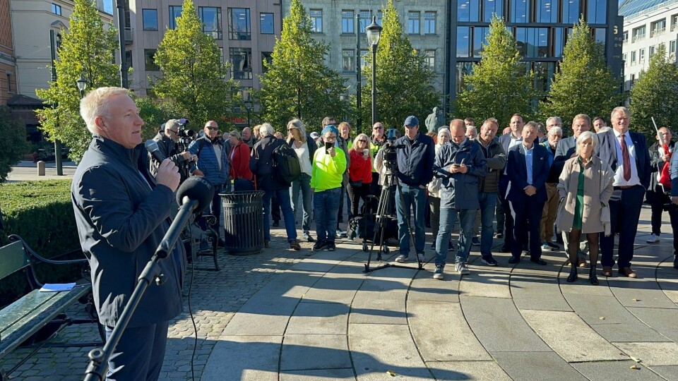Harald Minge direktør i Næringsforeningen i Stavanger demonstrerer utenfor Stortinget for å få bedre strømpakke til bedriftene. Harald Minge direktør i Næringsforeningen i Stavanger demonstrerer utenfor Stortinget for å få bedre strømpakke til bedriftene.