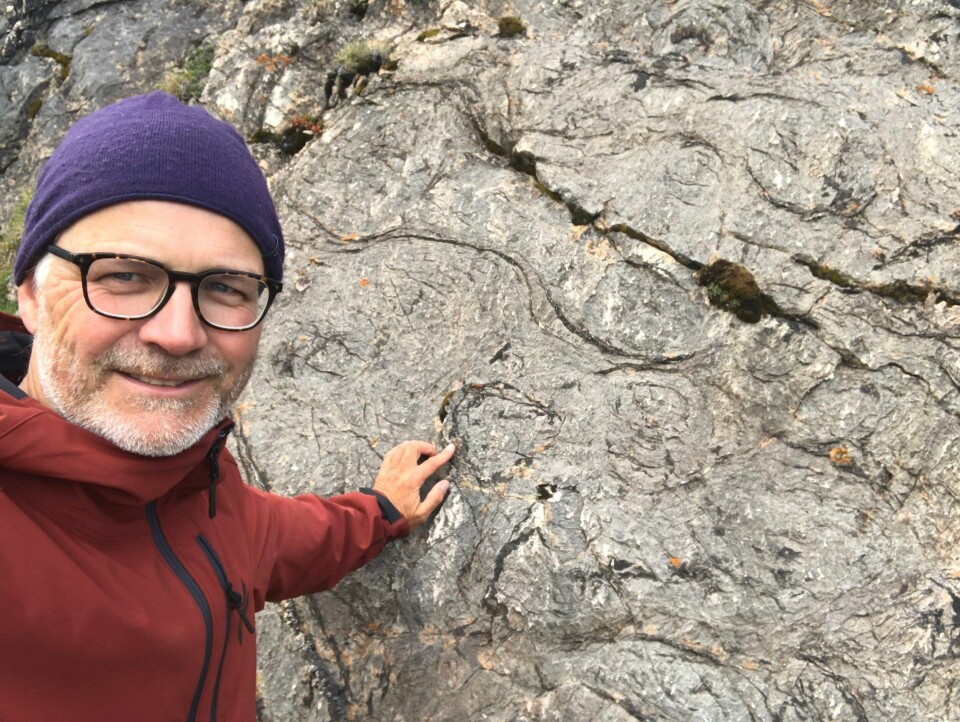 Geolog og forfatter Reidar Müller tar i «Ild og is. En kort innledning i klimaets historie» leserne med på litt av en reise. På bildet jakter han på de eldste sporene etter liv i Norge, i Alta. Geolog og forfatter Reidar Müller tar i «Ild og is. En kort innledning i klimaets historie» leserne med på litt av en reise. På bildet jakter han på de eldste sporene etter liv i Norge, i Alta. Foto: Privat
