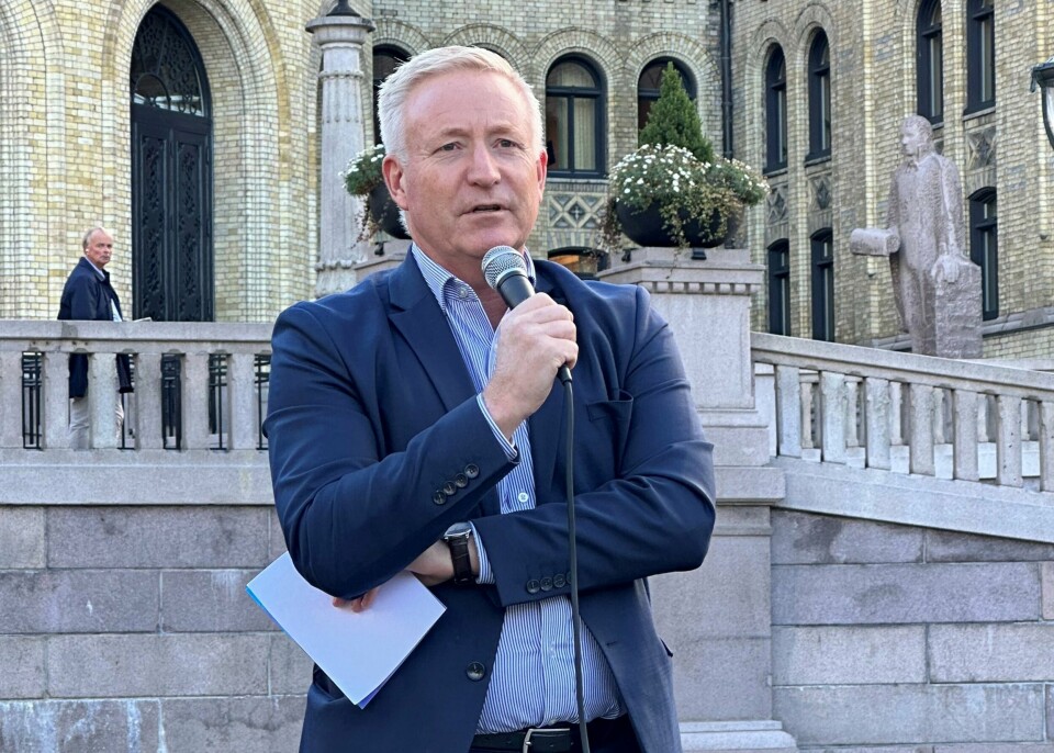 Harald Minge, direktør i Næringsforeningen i Stavanger demonstrerer foran Stortinget. Næringslivet er ikke fornøyd med strømpakken til næringslivet som ligger på bordet fra regjeringen. Harald Minge, direktør i Næringsforeningen i Stavanger demonstrerer foran Stortinget. Næringslivet er ikke fornøyd med strømpakken til næringslivet som ligger på bordet fra regjeringen.