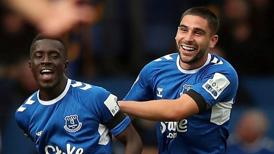 Neal Maupay jubler etter å ha avgjort kampen mellom Everton og West Ham Evertons Neal Maupay (th) jubler for sin 1-0-scoring sammen med Idrissa Gueye i Premier League-kampen hjemme mot West Ham søndag. Foto: Isaac Parkin/PA via AP / NTB