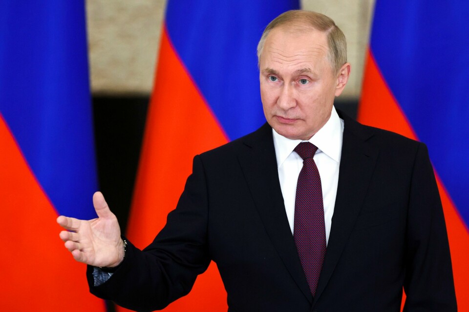 Russlands president Vladimir Putin ber om fred mellom Kirgisistan og Tadsjikistan. Russland har tatt på seg rollen som mekler mellom de to tidligere sovjetrepublikkene Russlands president Vladimir Putin ber om fred mellom Kirgisistan og Tadsjikistan. Russland har tatt på seg rollen som mekler mellom de to tidligere sovjetrepublikkene. Foto: Sergei Bobylev / Sputnik / AP / NTB