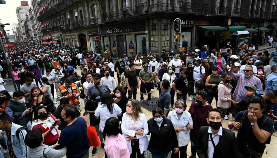 Folk har samlet seg ute i gatene etter at et kraftig jordskjelv rystet blant annet Mexico by mandag. Folk har samlet seg ute i gatene etter at et kraftig jordskjelv rystet blant annet Mexico by mandag.