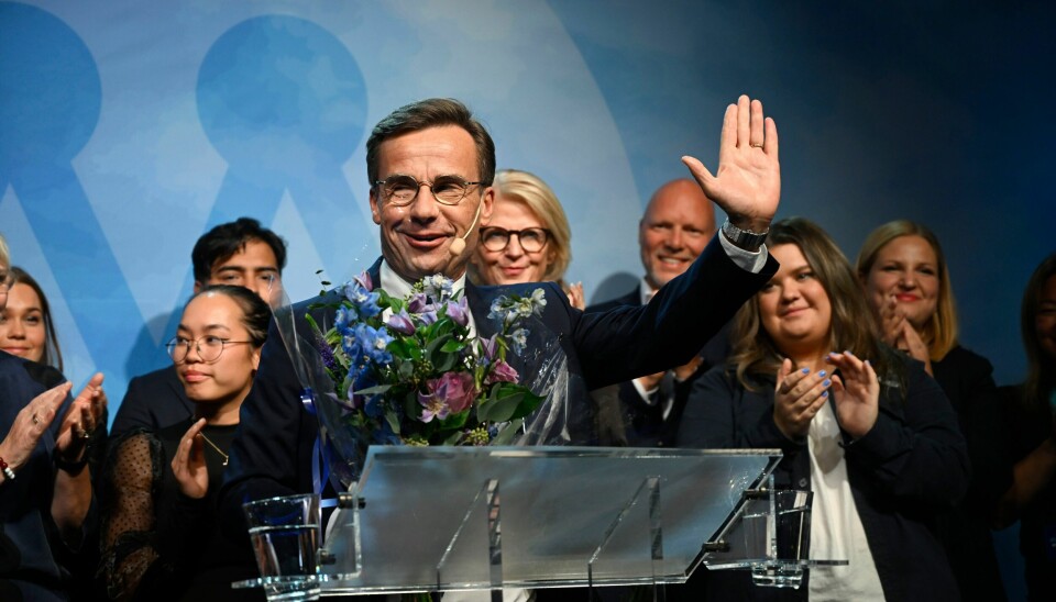 Moderaternas leder Ulf Kristersson taler under valgvaken i Stockholm 11. september. Moderaternas Ulf Kristersson blir Sveriges nye statsminister, hvis han klarer å stable en regjering på beina. Her på valgnatta. Foto: Fredrik Sandberg / TT News Agency via AP / NTB