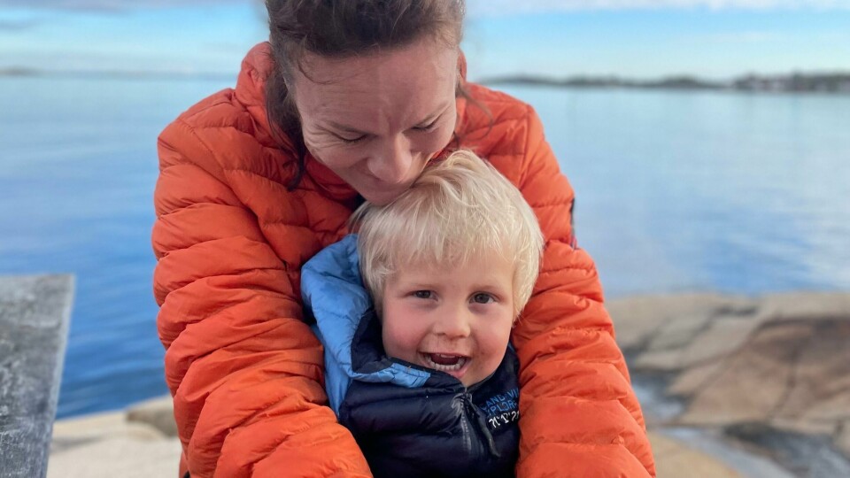 Mitt lille, feministiske prosjekt er det valget jeg tar hver dag om å stå i en redaktørstilling som ingen kvinne i byen min har gjort før meg. Men jeg ville ikke gjort det om jeg hadde måttet ofre mammarollens hverdagskaos og magi. Og med det blir jeg neppe verkens årets feminist eller årets mamma, men jeg vet jeg ikke er alene om å føle det sånn. Mor og barn