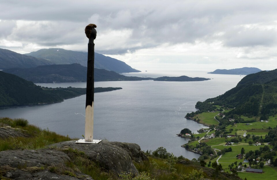 Kunstnere har satt opp skulpturer på Engebøfjellet. Etter planene skal det bli gruvedrift her og avfallet skal deponeres i Førdefjorden. Kunstnere har satt opp skulpturer på Engebøfjellet. Etter planene skal det bli gruvedrift her og avfallet skal deponeres i Førdefjorden. Foto: Marit Hommedal / NTB