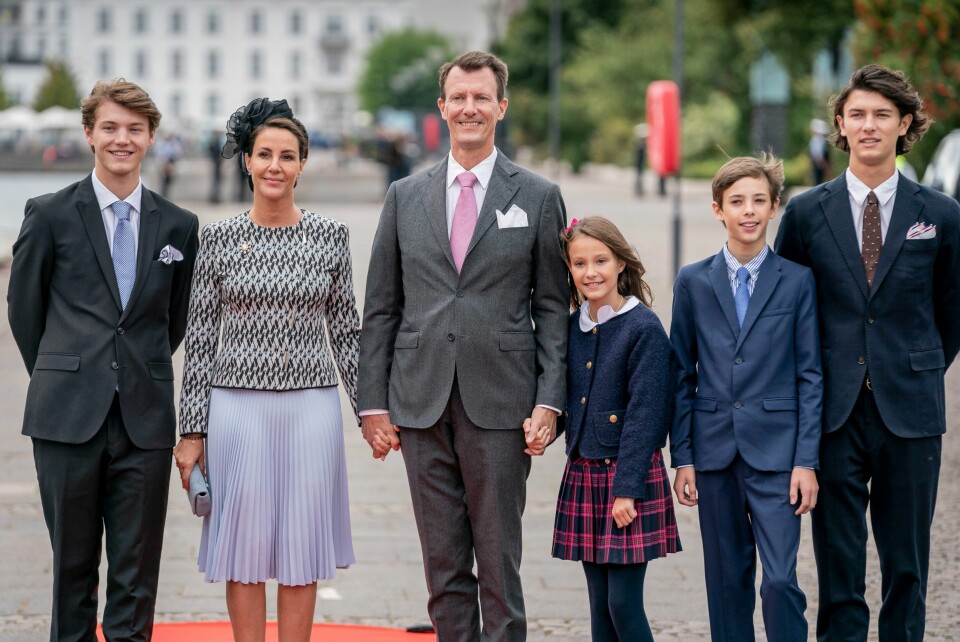 Danmarks prins Joachim (i midten) flankert av prins Felix (f.v.), prinsesse Marie, prinsesse Athena, prins Henrik og prins Nikolai. Fra årsskiftet mister Joachims barn sine prins- og prinsessetitler. Her er de på et bilde fra 11. september i år. Familien er sjokkert over dronningens beslutning, ifølge dansk avis. Danmarks prins Joachim (i midten) flankert av prins Felix (f.v.), prinsesse Marie, prinsesse Athena, prins Henrik og prins Nikolai. Fra årsskiftet mister Joachims barn sine prins- og prinsessetitler. Her er de på et bilde fra 11. september i år. Familien er sjokkert over dronningens beslutning, ifølge dansk avis. Foto: Mads Claus Rasmussen / Ritzau Scanpix / NTB