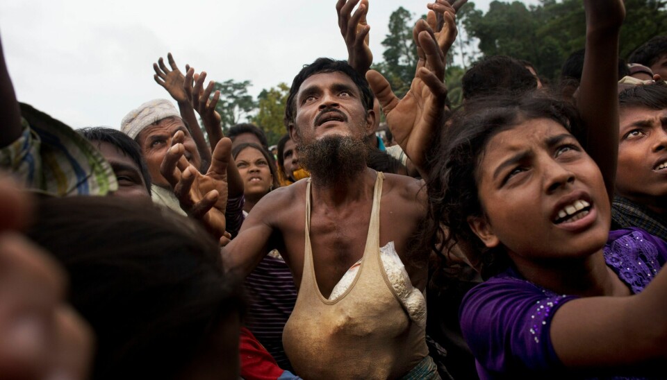 Rohingyaer har møtt opp for å ta imot mat som blir utdelt av frivillige i Bangladesh i 2017. Den muslimske minoriteten ble drevet på flukt ut av Myanmar av landets militære. Mange ble drept og torturert. Amnesty mener Facebooks algoritmer bidro til spredning av hatefulle ytringer om gruppa, som igjen bidro til angrepet. Rohingyaer har møtt opp for å ta imot mat som blir utdelt av frivillige i Bangladesh i 2017. Den muslimske minoriteten ble drevet på flukt ut av Myanmar av landets militære. Mange ble drept og torturert. Amnesty mener Facebooks algoritmer bidro til spredning av hatefulle ytringer om gruppa, som igjen bidro til angrepet. Arkivfoto: Bernat Armangue / AP / NTB
