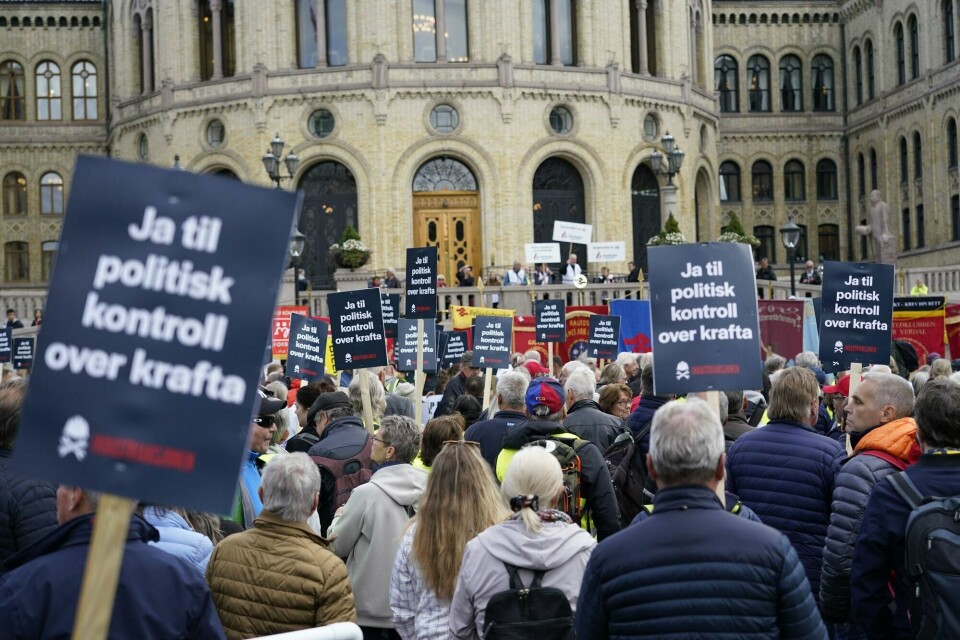 Demonstrantene foran Stortinget krevde kontroll over vannkrafta. Det hele ble litt guffent da Senterpartiets Geir Pollestad kom i skade for å nevne krigen i Ukraina. Demonstrantene foran Stortinget krevde kontroll over vannkrafta. Det hele ble litt guffent da Senterpartiets Geir Pollestad kom i skade for å nevne krigen i Ukraina.
