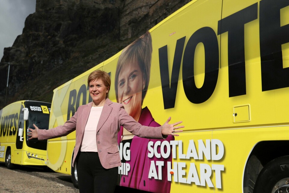 I Skottland er det nå økt støtte til uavhengighet, ifølge en meningsmåling. Det er blant kjernesakene til førsteminister Nicola Sturgeons parti SNP. Skottlands førsteminister Nicola Sturgeon driver valgkamp i fjor.