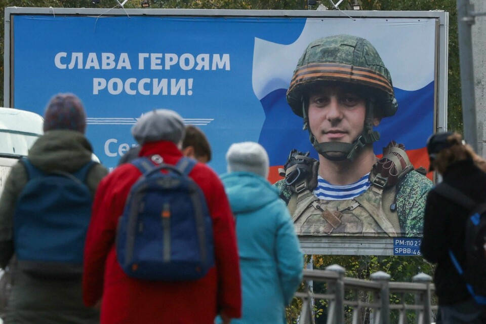 Russiske helter hylles i St. Petersburg. Onsdag mobiliserte president Putin 300.000 soldater og fortsatte å fore russernes med en offerhistorie, om at det er de som trues. .