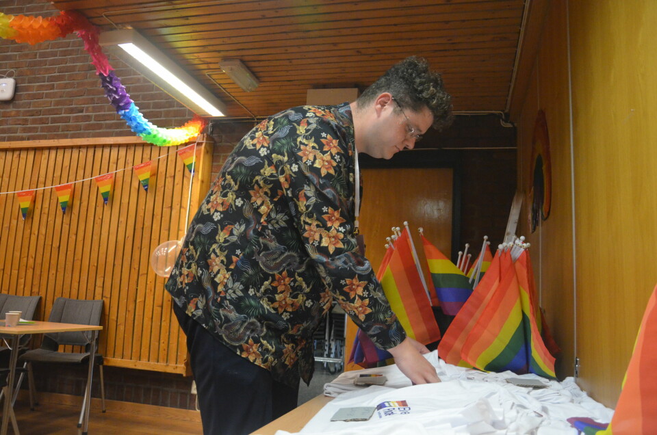 Prosjektleder for Barents Pride, Lars Kaupang, legger siste hånd på verket før årets markering går av stabelen. Lars Kaupang, prosjektleder for Barents Pride på norsk side.