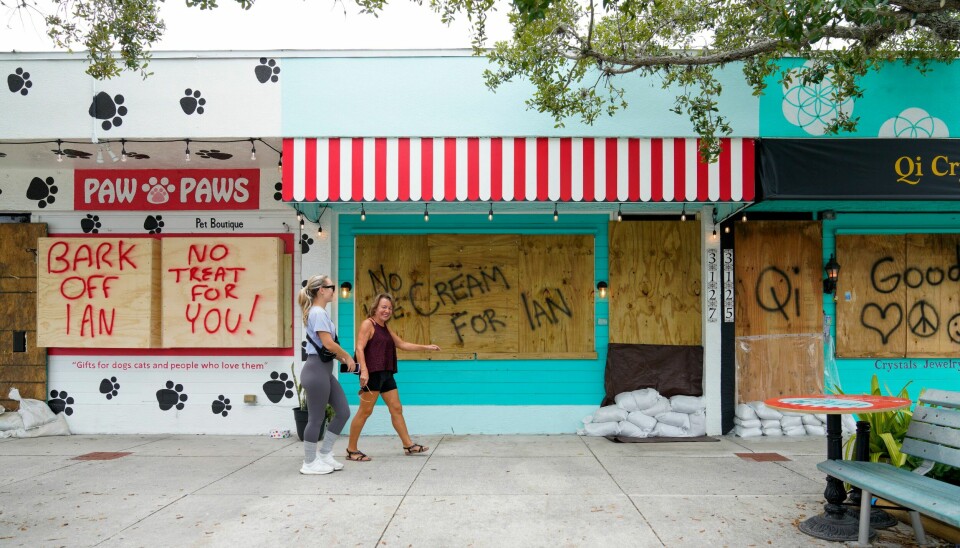 «Hold deg unna, Ian!», er budskapet fra denne butikken i Gulfport i Florida onsdag morgen. «Hold deg unna, Ian!», er budskapet fra denne butikken i Gulfport i Florida onsdag morgen.