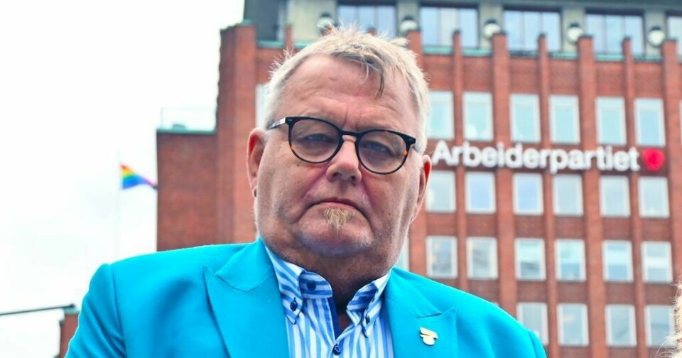 Tidligere forbundssekretær Arne Drabløs i NJF registrerer at mange av kollegaene i jernbanesektoren har meldt seg ut av Arbeiderpartiet, i likhet med ham selv. Tidligere forbundssekretær Arne Drabløs i NJF registrerer at mange av kollegaene i jernbanesektoren har meldt seg ut av Arbeiderpartiet, i likhet med ham selv.