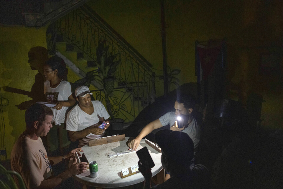 Lommelykta på mobilen brukes som lyskilde i Havana. Hele strømnettet på Cuba kollapset da orkanen Ian raste over øya. Lommelykta på mobilen brukes som lyskilde i Havana. Hele strømnettet på Cuba kollapset da orkanen Ian raste over øya.