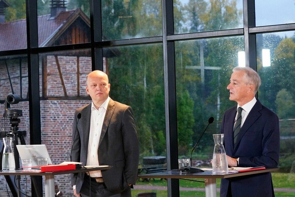 Finansminister Trygve Slagsvold Vedum (Sp) (t.v.) og statsminister Jonas Gahr Støre (Ap) under onsdagens pressekonferanse på Blaafarveværket. Finansminister Trygve Slagsvold Vedum (Sp) (t.v.) og statsminister Jonas Gahr Støre (Ap) la onsdag fram en ny skattepakke. Foto: Terje Bendiksby / NTB