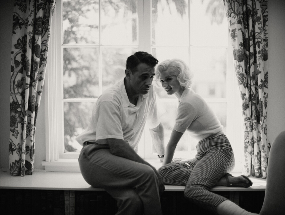Bobby Cannavale som Joe Dimaggio og Ana de Armas Marilyn Monroe i «Blonde». «Blonde»